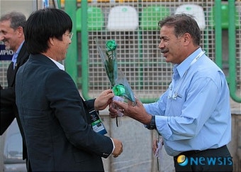 환영 꽃다발 받는 박창현 포항 감독