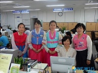 한가위 맞아 한복입고 근무합니다