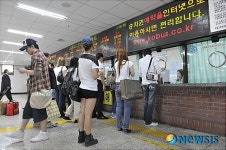 고향가는 버스표 사는 시민들