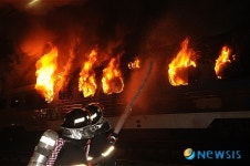 상암동 정비창고내 새마을호 객차 화재, 불길 잡는 소방대원