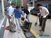 서초구청 공무원들, 수해지역 주택가 찾아 구슬땀
