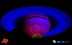 토성을 감싸고 있는 신비한 빛깔의 오로라
