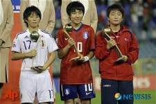 골든볼 들고 포즈취한 여민지