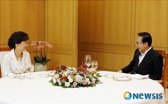 박근혜 靑 만찬 참석… 李대통령과 관계개선 기류 반영됐나