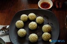 “新보양음식 송이버섯칼국수, 송이보감에서 맛보세요”