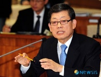 의원들 질의에 답하는 김황식 국무총리 후보자
