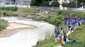 수원 원천천 청소하는 삼성전자 임직원들
