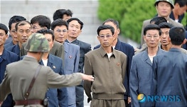 판문점 둘러보는 북한 주민