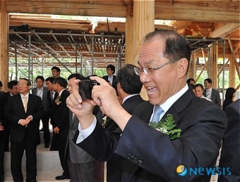 스마트폰으로 국회 한옥 상량식 촬영하는 황우여 의원