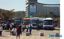 주차장 가득메운 버스