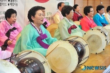 장구치는 어르신들