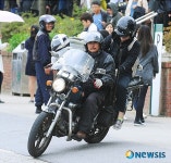 시험치러 오토바이 타고 갑니다