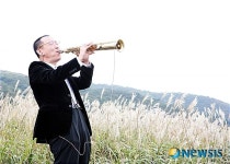 색소폰 연주하는 이정식씨