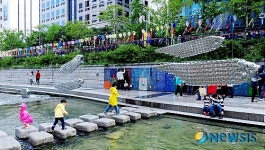 청계천에서 즐거운 시간 보내는 어린이들