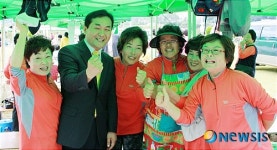 파이팅을 외치는 엄용수 밀양시장과 부녀회원들