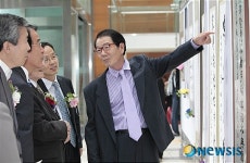 작품설명하는 이점철 씨