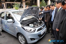 블루온 소개하는 최경환 장관