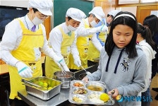 배식받는 학생들