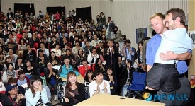 수원 아주대서 강연하는 