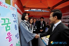 이 대통령, 좋은 학교 박람회 격려방문