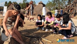 선사시대 체험하는 어린이들