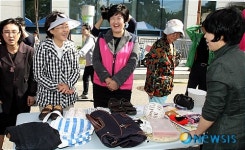 판매자들과 대화 나누는 신연희 구청장