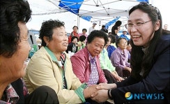 조해진 의원 부인 송 욱, 어머님들 건강하시죠