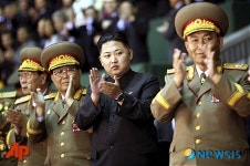 아리랑 공연에서 박수치는 김정은