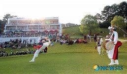 천안시 사물놀이단의 축하 공연