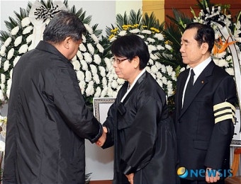 조문객 맞는 수양딸 김숙향씨