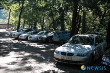 고급 승용차는 밀양 표충사 불법주차장으로