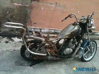 불에 탄 오토바이