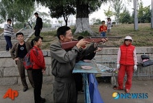 대동강변서 소풍 즐기는 北 시민들