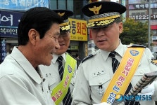횡단보도 건너때 자전거 끌고 가세요