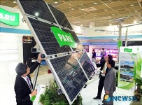 태양광 모듈 둘러보는 관람객들