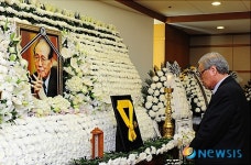 묵념하는 정원식 전 총리