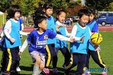 손으로 잡으면 안 돼!