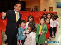웃으며 정답게 설명하는 엄용수 밀양시장