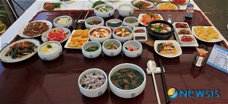 한상 가득 차려진 한국의 밥상