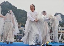 유달산을 배경으로 펼쳐지는 기념 공연