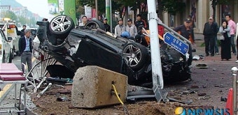 가로등 충격 승용차 전복…운전자 중상