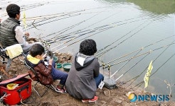 아빠·엄마는 낚시하고 아들은 게임하고