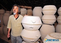 [송기자 여행사진]상주옹기 제작방식 설명하는 정대희 옹기장이