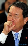 [2010국감]의원들 질의 경청하는 정형근 이사장