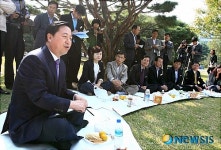 잔디밭 미팅 갖는 김도관 도시자