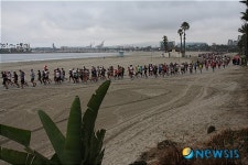 롱비치 해안을 달리는 참가자들