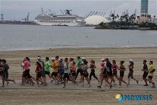시원한 해안도로를 달리는 건각들
