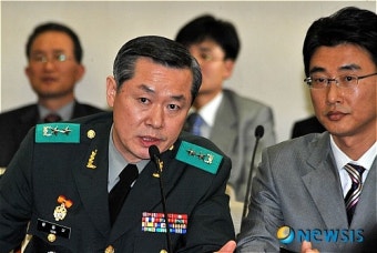 [2010국감]질의에 답하는 윤종성 국방부 조사본부장
