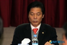 동해자유무역지역관리원에 대해 설명듣는 이상권 의원