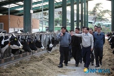 횡성 목장 시설 살펴보는 유정복 장관